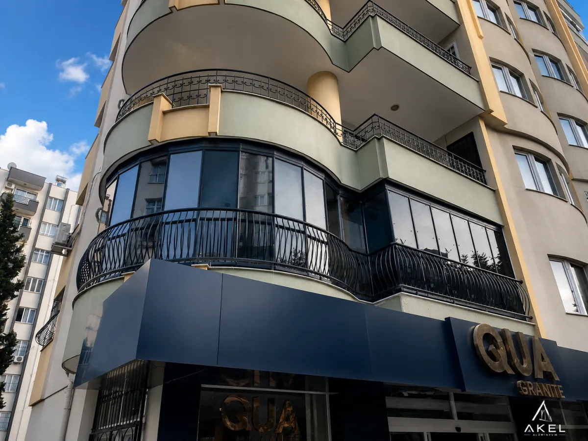 Bina cephesinde füme camlı balkon kapama uygulaması
