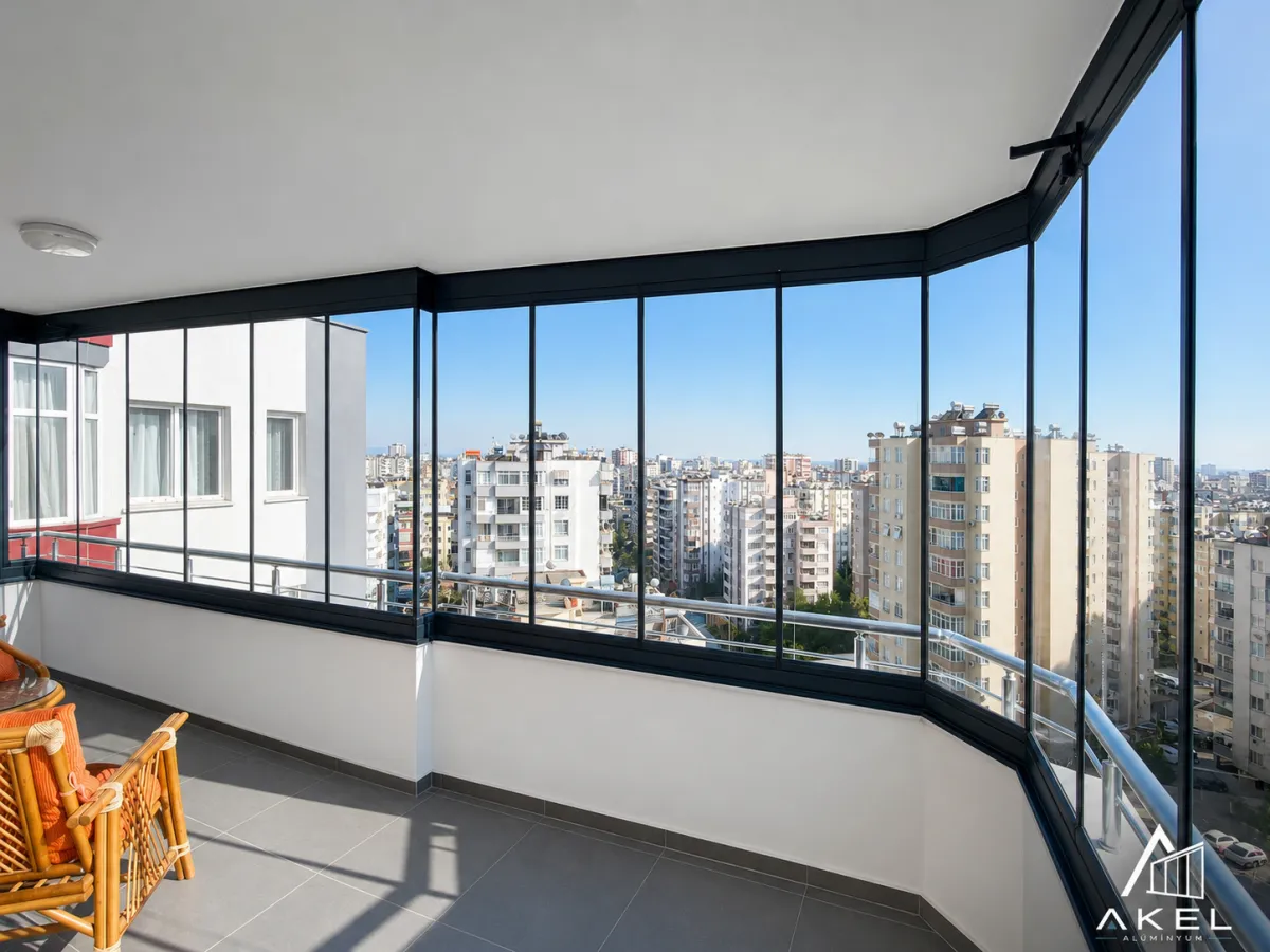 Katlanır cam balkon ile kapatılmış, Adana şehir manzaralı geniş balkon